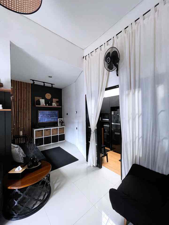 ➖ BUKAN Rumah Open Space 🔍

Rumah Mungil ini bentuk dan modelnya masih bawaan dari developer, belum kita renovasi.

Yang membuat rumah ini tidak open space adalah area dapur yang sudah tertutup sekat/dinding dari awal. Tapi ada Pro dan Cons nya juga, 
➕ Pro : 
• Bau Asap dari dapur tidak langsung ke ruangan lain.
• Bila dapur sedang berantakan tidak langsung terlihat oleh tamu / dari pintu masuk.

➖ Cons : 
• Cahaya matahari yang justru berlimpah dari arah belakang rumah (dapur) tidak masuk ke ruangan lain.
• Membuat ruangan lain menjadi lebih sempit karena adanya sekat dinding (tidak Open Space)

Jadi kita mengakalinya dengan mengubah warna dinding menjadi putih pada dinding seluruh rumah saat awal pindah. Juga menempatkan furniture yang compact, kecil dan minimalis sehingga ruangan lain masih ada sisa space nya.

Semoga ada rezeki untuk merenovasi rumah mungil ini menjadi lebih nyaman dan luas 😇
Semoga menginspirasi 🖤✨

#LantaiGranit #GordenIkea #CoffeeTable #KipasDinding #KarpetPolos #KarpetRuangTamu #SofaSingleSeat #SofaCustom #RakStorage #RakIkea #AmbalanDinding #KapLampuRotan #StorageRotan #Boxrotan #venetianblind  #Ruangtamu #Ruangtv #RuanganTerbatas #RuangCompact #rumahmungil #rumahkecil #rumahdeveloper #rumahcluster #rumahbersekat #rumahbold #rumahminimalist #inspirasirumah #inspirasirumahmungil #dekorasirumah #inspirasirumahkecil