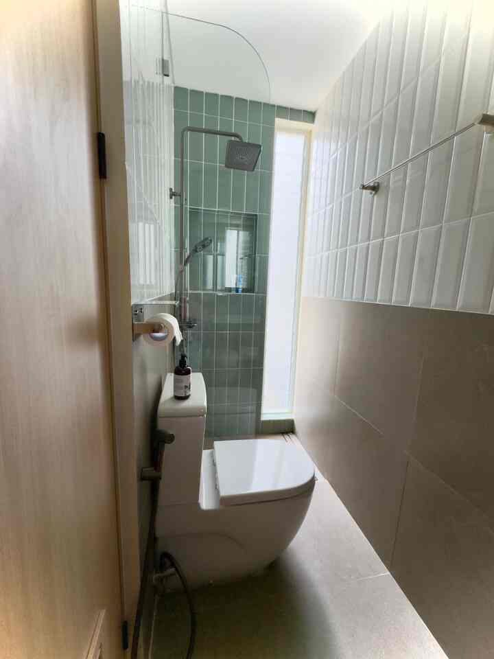 Kamar mandi kedua yg letaknya berada di lantai 1 ini berukuran 2.8x1 meter persegi.
Berbeda dengan kamar mandi lantai atas, kali ini mengusung tema hijau sage.

Dilengkapi dengan sanitary berwarna gun metal, membawa sentuhan maskulin. Meskipun kamar mandi ini mungil, tapi tetap mendapatkan cahaya dan udara yg maksimal dari kaca moru yg disusun seperti boven.

#keramikkamarmandi #warnakamarmandi #closetroca #palomasanitary #kamarmandiminimalis #inspirasikamarmandi