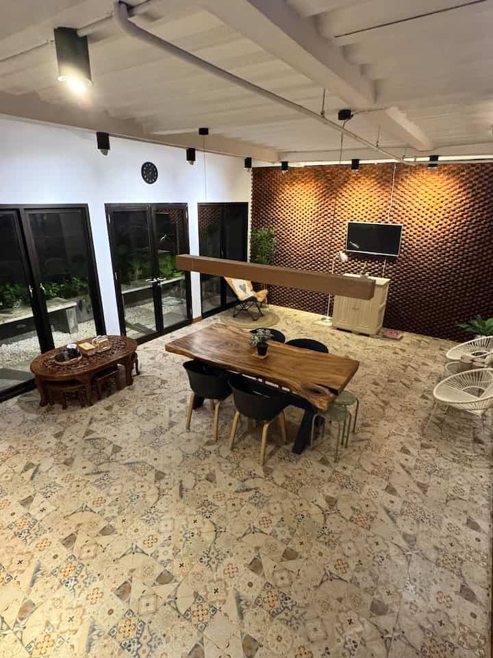 Ini ruang opan space di rumahyuqibam..dapur bersih plus dining room, 
Ruangan ini paling favoritku kami, bisa menikmati makanan sambil mantau anak-anak bermain atau ruangan santai kami sambil menikmati channel favorit bersama keluarga tercinta 🥰🥰🥰

Karena merupakan ruang favorit kedua kami, olehnya itu wajib selalu kujaga kerapihan dan kebersihannya, caranya gimana? Pemilihan furniture adalah point utama agar ruangan tetap terjaga estetikanya, kupilih yang simple tapi timeless biar gak dimakan jaman, aku gak mau main2 soal furniture soalnya bisa jadi investasi jangka panjang sih menurutku 😁

Semoga bisa jadi inspirasi yah,,terima kasih 🤗

#rumahyuqibam
#rumahindustrialis
#RumahOpenSpace
#RumahTanpaSekat
#DapurBersih
#DiningRoom
#InspirasiDiningRoom
#InspirasiRumahIndustial
