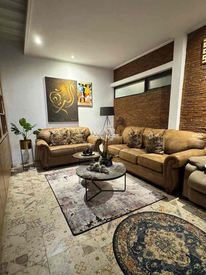 Hay selamat datang di ruang tamuku 🥰

Area ini sangat khas tema rumahku yaitu industrial modern..warna-warna yang kami gunakan hampir semua warna natural, simple dan gak neko-neko, 

Ruangan ini harus selalu kujaga kebersihannya karena ruang tamu itu juga dapat menjadi penentu kesan pertama rumah. Untuk menciptakan suasana yang nyaman, Anda dapat memilih perabotan yang tepat. 

Saat mendesain ruang tamu, Anda dapat memperhatikan beberapa hal berikut:
Alur sirkulasi, yaitu peletakan pintu dan furnitur.
Bukaan atau jendela, sebaiknya diberikan akses ke Saat mendesain ruang tamu, Anda dapat memperhatikan beberapa hal berikut:
Alur sirkulasi, yaitu peletakan pintu dan furnitur.
Bukaan atau jendela, sebaiknya diberikan akses ke taman.
Ketinggian plafon, disesuaikan dengan panjang dan lebar ruangan.

#RuangTamuIndustrial
#RumahIndustriaModern
#InspirasiRuangTamuIndustrial
#InspirasiFurniture
#InspirasiFlavonRumahIndustrial
#Rumahyuqibam
#FurnitureIndustrial