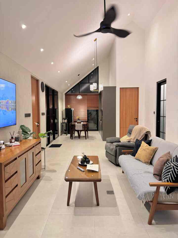 Ruang terbuka di rumah ini menciptakan suasana luas, terutama saat malam hari. Dengan pencahayaan lembut yang memancarkan kehangatan, langit malam yang berbintang seolah menjadi bagian dari interior. Jadi bisa nikmati momen santai, di mana setiap sudutnya memancarkan kebebasan dan ketenangan 🌌✨ #sofaminimalis #mejaminimalis #mejajatiminimalis #woodenblind #tamanindoor #inspirasisofa #sofa #lantaigranit #inspirasilantai #lamputaman #inspirasilampu #warnacatrumah #kitchenset #kitchensetminimalis #plavontinggi #catinterior #catdinding #openspace #rumahopenspace #rumahtanpasekat