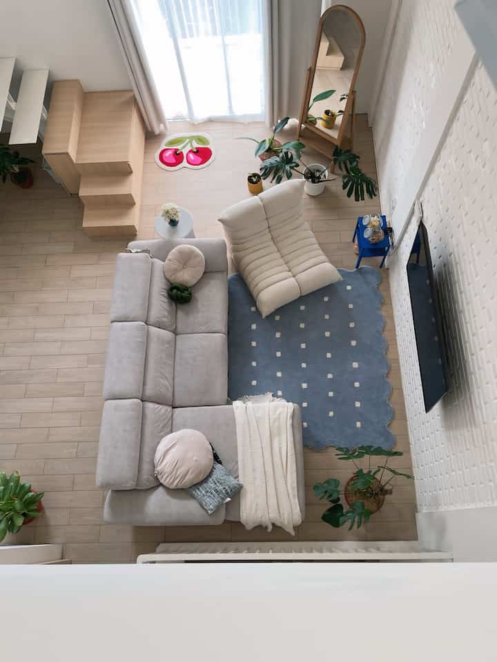 #RumahSeupil dan open spacenya ☁️

Lesson learned dari rumah ortuku yang sumpek dengan plafond pendek penuh sekat, bikin rumah besar jadi terasa sempit. Padahal luasnya 200m lebih… kapok, kapok!

Makanya, rumahku yang luasnya cuma “seupil” ini (93m) dibikin blonggg aja tanpa sekat, ceiling tinggi, dan cat putih semua. Ini “cheat code” biar rumah mungil jadi lebih lega, ngedekor pun jadi lebih bebas dan sirkulasi udara jadi lebih bagus. Semacam kamuflase gitu, magic pokoknya! 🪄

#RumahOpenSpace #RumahTanpaSekat #RumahOpenPlan #RuangTamu #SofaKain #KarpetRuangTamu #CoffeeTable #SofaPutih