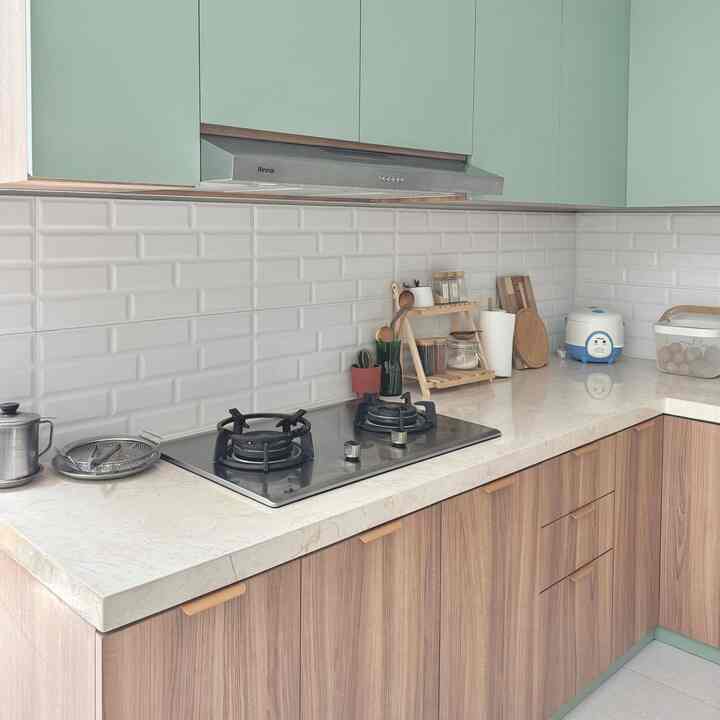 kitchen lately ~

my fav spot in the house — sebagai full time mom paling banyak ngabisin waktu disini, jadinya banyak usaha biar selalu nyaman disini (seperti menambahkan coffee machine) untuk menambah mood makin happy 🙌🏻✨☕️

#kitchenset #kitchensetminimalis #kitchensetsagegreen #komportanamrinnai #tanamantiruan #tanamanartificial #coffeemachine #espressomachine #lampumeja #lampuestetik #vasbunga #inspirasikitchenset #kitchensetinspo #kitchensethijau