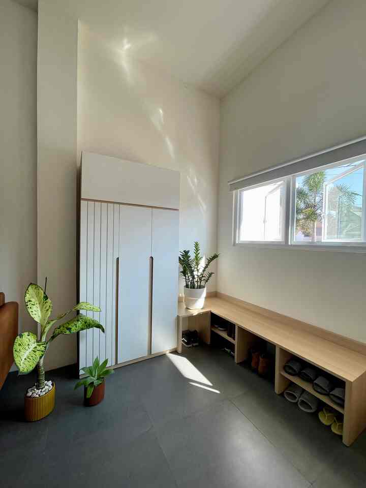 Kamu tim mana: custom furniture/beli jadi?

Kalau aku tim custom furniture ofc, karena #RumahSeupil nih hampir 85% furniturenya custom dari mulai kitchen set, rak sepatu, kabinet bawah tangga, sampai walk-in closet. WHY? Cause it helps me a lot dalam mewujudkan #RumahCompact yang mungil tapi punya banyak storage.

Also, kalau beli jadi kayaknya aku ga mungkin deh nemuin furniture yang ukurannya pas, karena rumahku tuh banyak sudut impossible-nya. Dengan custom, semua sudut itu terisi efisien dengan motif dan design yang serupa, jadi kayak satu-kesatuan.

#RakSepatu #CustomFurniture #Tangga #Vinyl #PintuPivot #RumahTanpaSekat #RumahOpenSpace #RumahMinimalis