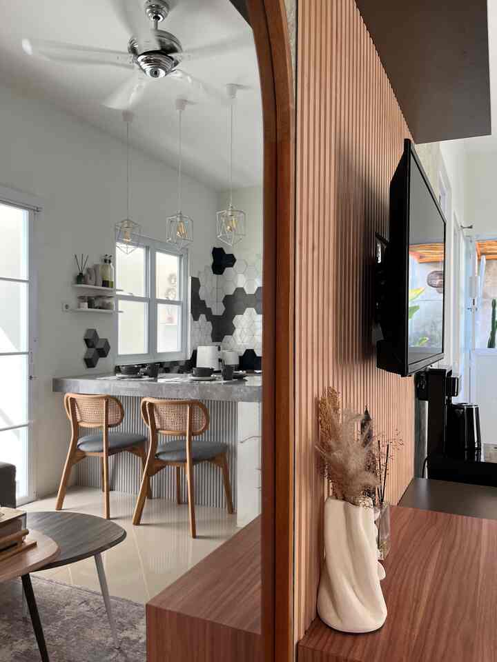 Salah satu cara mensiasati rumah minimalis agar terasa lega ialah dengan menggunakan konsep open space. Ini adalah sudut open space favorit dirumah. Living room yang menyambung jadi 1 dengan dapur. Lebih lega, lebih nyaman. Gimana menurut tetangga online?

#RuangTerbatas #RuangCompact #KitchenSet #KitchenSetMinimalis #PlavonPVC #WarnaCatRumah #WallpaperDinding #WallpaperEstetik #Cat