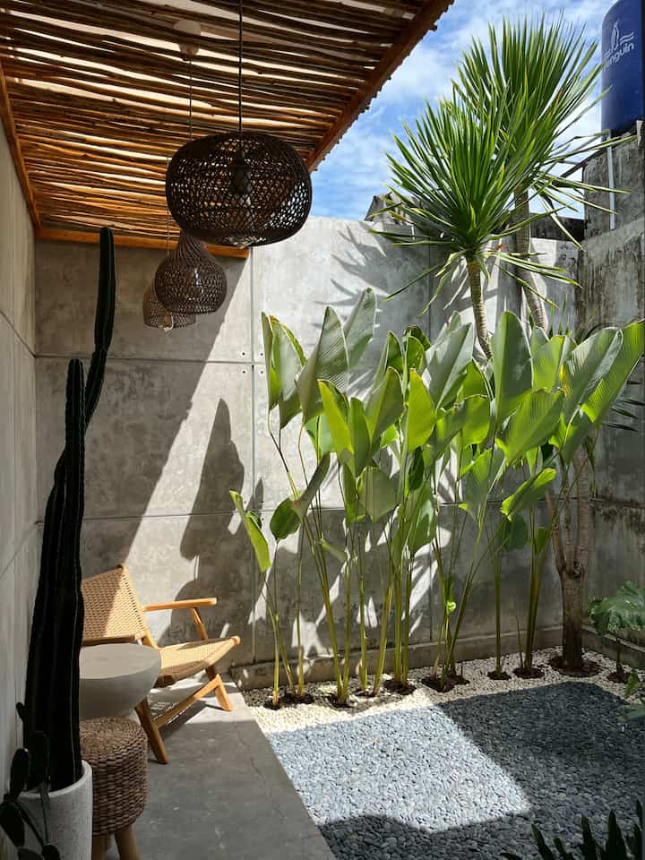 Before - After Renov Tanaman di Halaman Belakang Rumah.💫

Setelah 2th lebih sejak ditanam pertamakali, halaman belakang kondisi tanamanannya udah pada tinggi-tinggi banget & ga keruan bentukannya. Udah niat renov dari lama tapi bingung mau digimanain. Bosen layoutnya cuma baris-baris gitu aja. Akhirnya kami buat pandan bali sebaga centre of attention kemudian di bawahnya ada tanaman kecil-kecil yang kami taruh acak mengumpul agar terlihat lebih lush tapi tetap rapi & enak dipandang. Setelah di ubah begini ternyata halaman jadi keliatan lebih lega yaa. Gimana menurut tetangga?

#tamanminimalis #tamanindustrial #tamantropis #pandanbali #lidahmertua #agave #siklok #pakiskelabang #kaktuscentong #kaktuskoboy #batucoral #dindingexposed #lampurotan #kursirotan