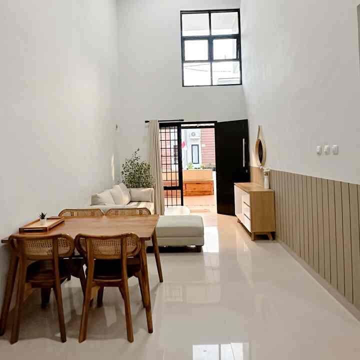 Rumah kecil terlihat luas! Yap ini sudut open space favorit ku, ruang tamu yang terhubung langsung ke meja makan, buka pintu langsung terlihat semua nya! 
Jadi setelah pintu dibuka langsung ke ruang tamu, meja makan dan paling ujung dapur, dapur keliatan dari pintu akibatnya apa? Jadi rajin bersih-bersih 😍 jadi dapur after masak langsung kinclong lagi, enaknya lagi kalau masak bisa sambil ngawasin anak-anak main plus sambil ngobrol sama suami 🥰

#mejamakankayujati #kabinetinforma #catinterior #catwallbatten #kaintenun #coversofa #rakserbaguna #cerminbulat #catmowilex #mejalipat #pohonvarigata #sofaminimalis #dispenserputih #ovenminimalis #rakdapur #keranjanglaundry #tempatsampah #rakbumbudapur #rumahopenspace #rumahtanpasekat