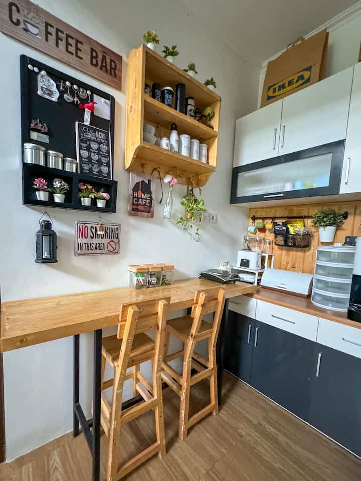 🔅H O M E-C A F E🔅

Ceritanya di space mini pantry yg terbatas ini, paksu pengen ada spot ala2 nongki di cafe. jadilah beliau custom meja mini bar ini di tukang kayu jati belanda langganan dengan ukuran 165cm x 45cm. top tablenya dari jati belanda, sementara kakinya dari besi hollow di cat hitam.  high chairnya pun custom di tempat yg sama. 

Gimana nih tetangga terinspirasi juga kah untuk buat home cafe ala2? 😁



#MiniBar #MejaBar #homestagram #homecafe  #Coffee #CoffeeBar #KitchenSet #KitchenSetMinimalis #JatiBelanda #TemaBebas #Periode1 #week3 #Season9

