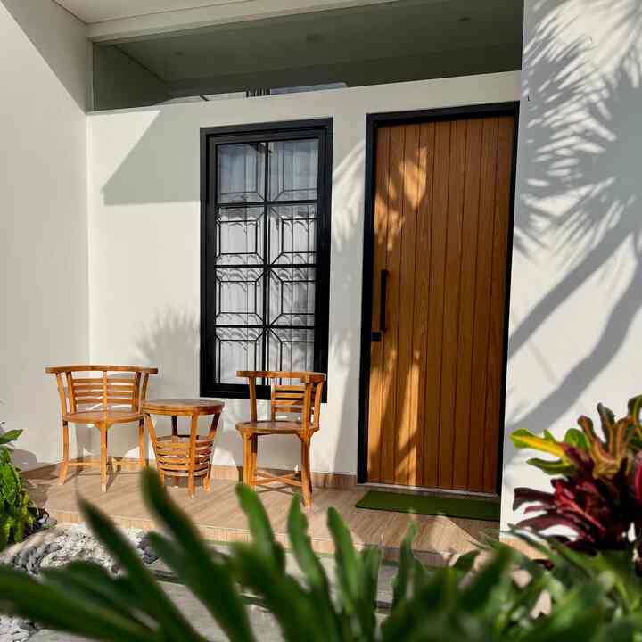 Aku mau spill spot-spot favorit di Delasta House 😍😍
Foto 1 pintu utama Delasta House, biasa aku suka jemur pagi-pagi buat dapet sinar matahari.
Foto 2 spot favorit aku sama suami menghabiskan waktu, sambil nonton netflix 😅.
Foto 3 spot favorit aku kalau take konten, disini pencahayaannya pas, ga berlebih ga kurang 😘.
Foto 4 taman belakang di Delasta House, enak banget kalau lagi solat sambil liatin taman ini 🫰.
Kalau di rumah kalian spot favoritnya dimana gais? 
.
.
#fasad #fasadrumah #fasadrumahminimalis #pintumasukutama #pintuutama #ruangkeluarga #livingroom #ruangtamu #taman #tamanbelakang #pandabali  