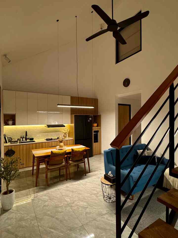 Open space in tiny space ✨

Salah satu wishlist kami saat renovasi rumah adalah memiliki ruangan yang cukup lega untuk berkumpul dengan keluarga. Akhirnya yang dulunya tembok pembatas antara living room dan kamar tidur utama dihancurkan dan jadilah area open space ini.

Ukurannya hanya 6 x 4 meter, namun area open space ini menjadi ruangan yang sangat multifungsi bagi kami. Karena living room, dining set dan kitchen set menjadi satu di dalamnya. Kami bisa sangat santai berkumpul disini dengan berbagai aktivitas yang kami lakukan bersama.

Dan inilah suasana saat malam hari.
Vibes yang memberikan kesan hangat, menjadikan ruangan terasa lebih lega dan sangat nyaman bagi kami.

#KitchenSetMinimalis #LivingRoomMinimalis #DiningSetMinimalis #InspirasiRumahMinimalis #RumahOpenSpace #RumahTanpaSekat #JapandiIndustrial #NightVibes

