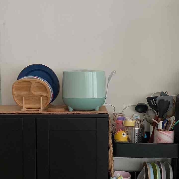 Awalnya bingung penempatan yang cocok untuk pojokan ini dimana semua yang ada itu selalu dipakai tiap harinya. Agar gampang dicari dan diambil aku letakan dalam posisi sejajar seperti ini. Ternyata fungsional karena ga perlu banyak waktu bagi suami dan anak-anak untuk mencari yang mereka perlukan. #Ohaus #pojokan #dining #kitchen #livingroom #rumahmomooo