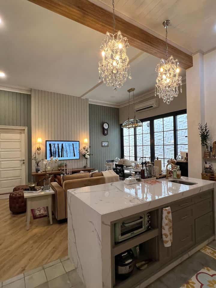 Konsep ruangan Open Plan, saya jadi bisa multitasking! 

Layout di #rumahlimut ini membuat aktivitas sehari-hari menjadi menyenangkan, mengubah cara saya menjalankan hari-hari saya dan membuat multitasking terasa mudah dikerjakan.

Dalam satu ruangan, saya dapat dengan mudah beralih dari pekerjaan yang satu ke pekerjaan lainnya. 
Dari kegiatan memasak sambil diskusi dengan keluarga, berolah raga, bersantai sambil menonton tv hingga bekerja secara online, semuanya mengalir dengan lancar sehingga secara tidak langsung terbangun hubungan dengan keluarga pun terasa lebih hangat dan efisien!

#KitchenSet #whitekitchen #KitchenSetDuco #PlavonPVC #WarnaCatRumah #cattekstur #catkamprot #RumahOpenSpace #RumahTanpaSekat
#oventoastervintage
#ricecookerdigital
#throwblanketzara
#throwblanketwarnanatural
#miniprinterportable
#bukuimport
#lampukristalmariatheresa
#dishtowel
#teatowel
#bungapalsu
#vasbungaputih

