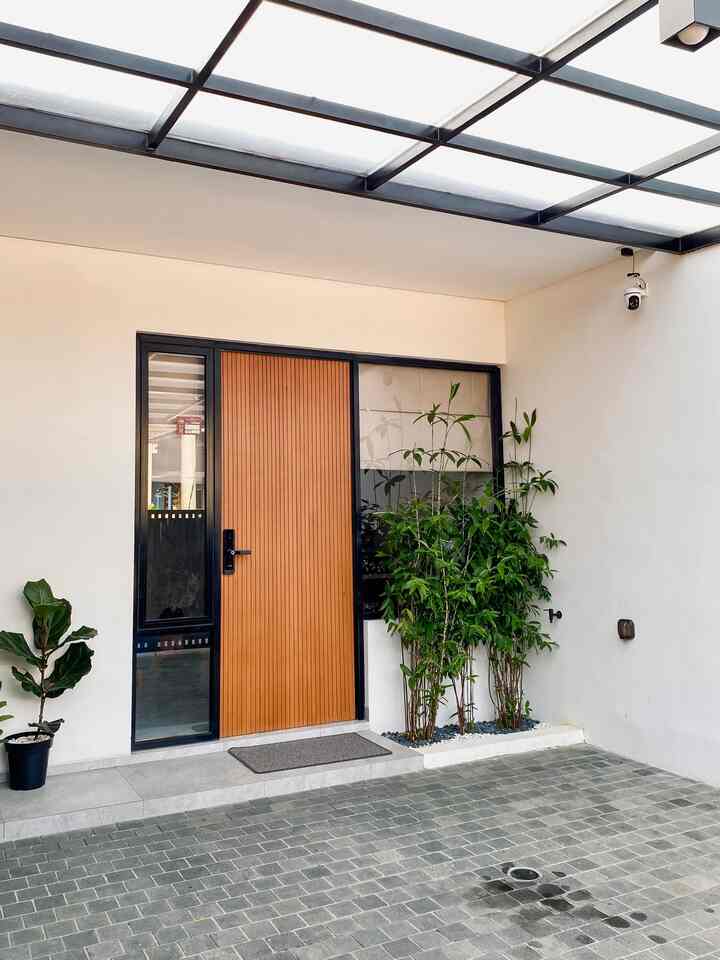 Inspirasi Pintu Utama Minimalist ✨

Pintu utama rumah ini terbuat dari material kayu kamper samarinda. Ukurannya 90 x 240 cm.
Dibuat dengan motif tali air simetris yang minimalis, sehingga membuat pintu ini tampak adanya sentuhan japandi style.
Kami juga menggunakan smart door untuk handle pintu utama ini.

#InspirasiPintu #InspirasiPintuUtama #MaterialPintuUtama #PintuJapandi #PintuMinimalis #JapandiIndustrial #CatWarnaRumah #CarportRumah