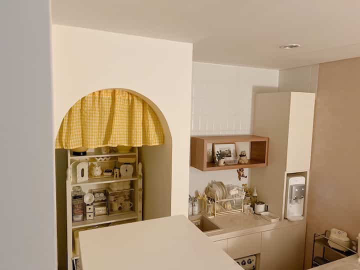 Mini Pantry Arch • Ruangan mungil di rumah kecil yg aku alih fungsikann jd ruangan pantry tempat aku meletakan perkakas dapur dan alat ngonten sebagai Konten Creator 🥹🫰 karna rumah ini gak ada gudang ruangan ini sangat berguna #ruanganterbatas #ruangancompact #dapurkecil #minipantry #pantry #ruanganserbaguna #ruangankecil 