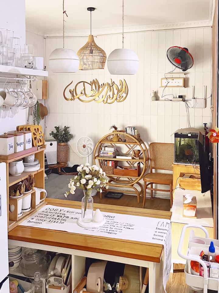 Hai semua, rumah mungil tetap bisa terlihat luas dengan konsep open space loh. Seperti di rumahku, ruang keluarga menyatu dengan dapur dan ruang makan. 

Menggunakan island table yang multifungsi sebagai pembatas, meja makan dan tempat penyimpanan. Sehingga penataan rumah tetap terlihat rapi dan aesthetic.

Jangan lupa tambahkan rak troly dan storage agar lebih rapi ya…

Karna pemilihan furniture di rumah mungil harus diperhatikan agar multifungsi

Setiap sudut terlihat nyaman kan dan pastinya fungsional. 

Yang paling aku suka ketika moment lagi masak, anak anak duduk di meja makan dengan tidak sabar menunggu masakan matang, dan suami mengobrol sambil liat tv.

Sungguh suasana yang hangat…

Semoga menginspirasi ya .. ❤️✨✨❤️ 

#islandtable #kipas #lampurotan #wadahtehkopi #mejamakan #raktroly #RumahOpenSpace #RumahTanpaSekat #InspirasiRumahMungil #kitchenset #wallfoam 