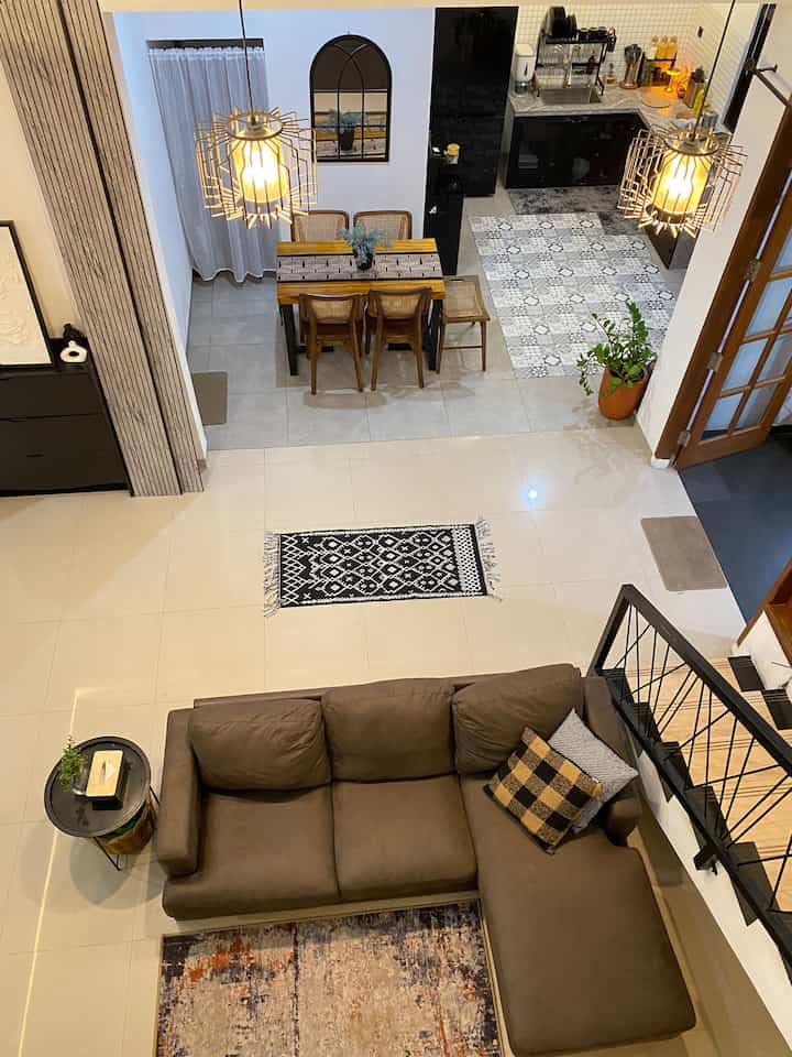 Konsep open space tanpa sekat merupakan keputusan terbaik saat membangun rumah. Banyak keuntungan dari rumah open space ini yaitu selain terlihat luas juga rumah jadi tidak pengap dan anak anak jadi leluasa bermain.

#sofaminimalis #wallpanel #kotaktissu #rugbohemian #karpetaesthetic #RumahOpenSpace #RumahTanpaSekat