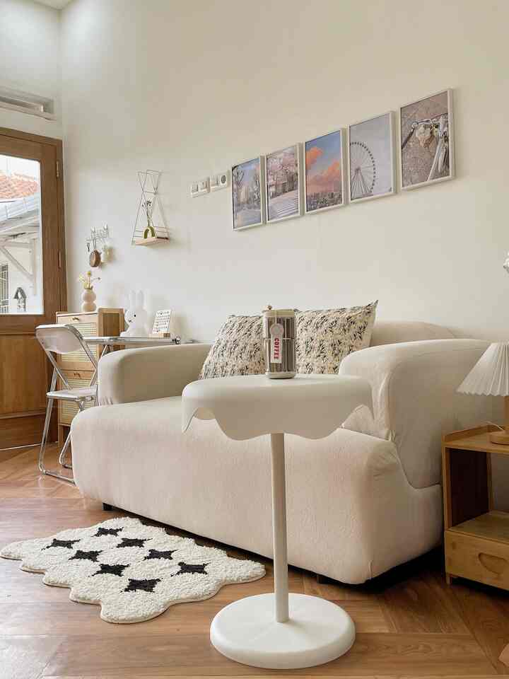 Living Room 

Living room minimalis banget hanya ada sofa coffee table nakas dan rug kecil yang menghiasi lantai, tapi tak mengapa aku suka yang minimalis simpel, aku styling livingroom ini dengan tema korean house ya, aku pilih sofa warna ivory dengan sarban sofa yang super cute lantai aku pilih dari bahan vynil,disini tempat buat ngopi santai sembari metime. Untuk warna cat aku pilih warna broken white ya biar lebih terang & terkesan luas. 

#catlivingroom
#vynillantai
#livingroomminimalis
#inspirasilivingroom
#koreanhouse
#roomdecor
#homeidea