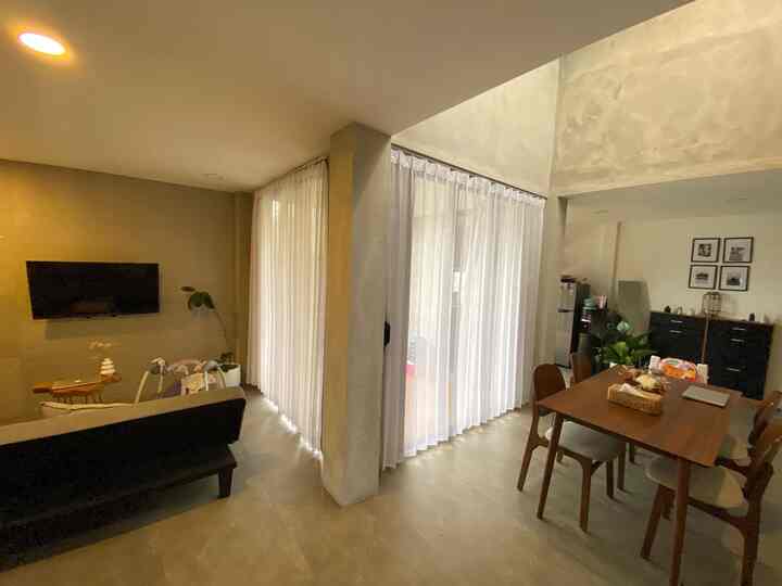 OPEN SPACE
.
.
Konsep open space ini kami pilih karena dihadapi dengan keterbatasan luas tanah serta anggota dalam rumah yang masih banyak anak2. Dengan banyak bukaan diharapkan masih banyak udara yang keluar dan masuk agar lebih sehat 🫶
#SofaMinimalis #GordernVitrase #Mejamakan #RakSepatu #Granit #Industrial #RumahOpenSpace #RumahTanpaSekat