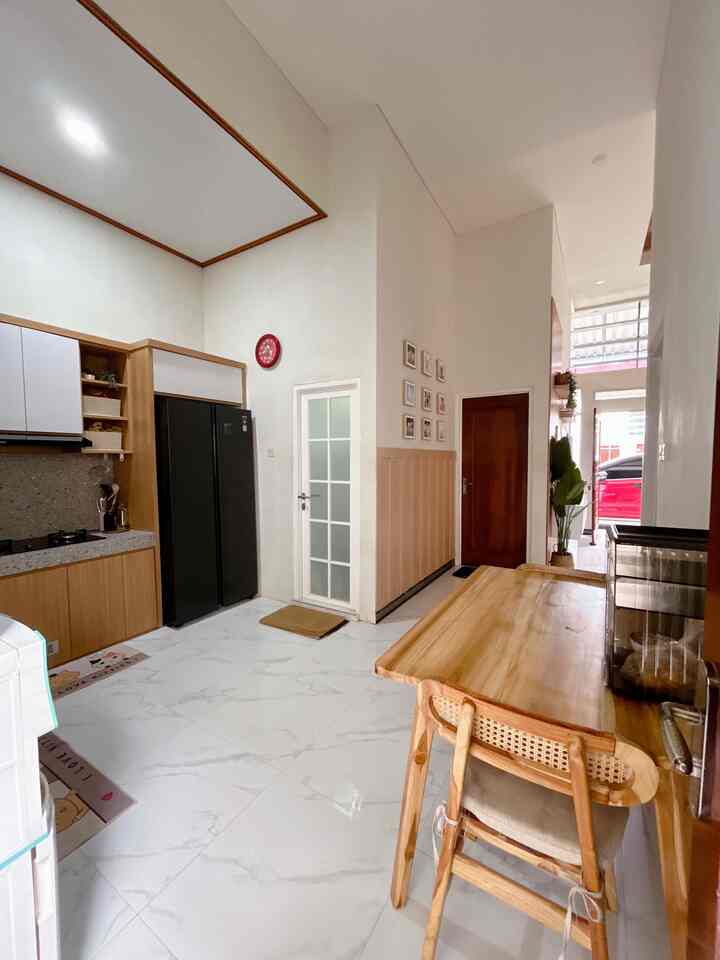 Area dapur kebanggaan di rumah kami jika dilihat dari sudut yang berbeda.

#kitchenset #kitchensetminimalis #dapurmungil #inspirasidapur #dapurjapandi #dapurmodern #kitchen #mejamakan #kursimakan #kursikayujati #mejamakankayu #dinningroom #tempatmakan #tudungsaji #hakaru 