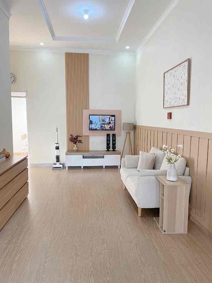 Open space living room mee.hanny 🍃

Kita sengaja tidak memberi sekat dan request ke developer saat bangun rumah untuk menghilangkan sekat antara ruang tamu dan ruang keluarga. Tujuannya supaya terkesan lebih luas. Jadi ruang tamu kami adalah ruang keluarga juga dirumah kami. 

Ruang keluarga ini adalah tempat favorit bagi kami untuk bercengkrama dan berkumpul setelah beraktivitas seharian. Meskipun tidak luas tapi tetap nyaman untuk kami penghuninya 🤍

#RumahOpenSpace #RumahTanpaSekat #RuangTerbatas #RumahJapandi #Minimalis #LivingRoom #RuangKeluarga #CatRumah #WallPanel #VinylFloor 

