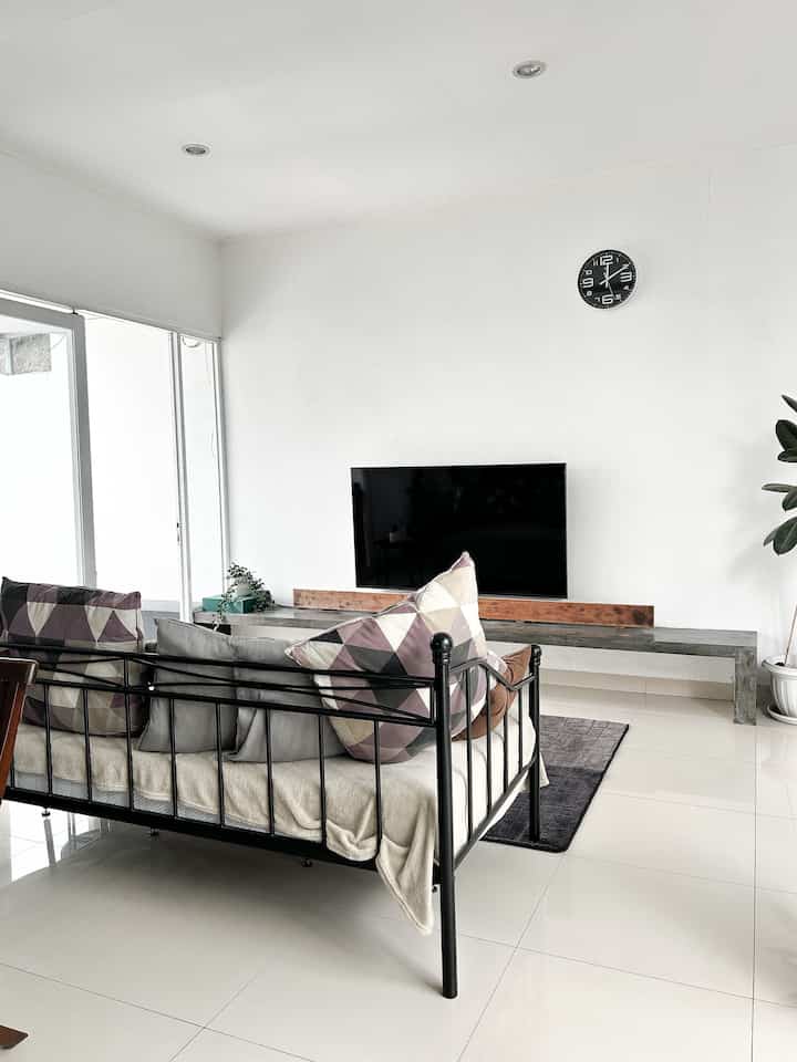 Coba tebak ruangan mana yg selalu berantakan di rumah? 😂 yesss ruang keluarga ini paling sering berantakan soalnya favorit semua keluarga.. Disini kita bisa kumpul, nonton tv kadang sampai ketiduran di sofa daybed. Kalau tetangga ruangan mana nih yg sering berantakan? #livingroom #sofaminimalis #scandinavian #industrial #boemisaturnus #catminimalis #daybed #sofaruangtamu 