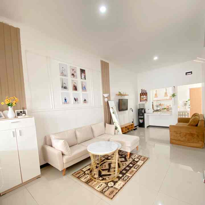 Rumah minimalist ku ini type 45, sengaja aku buat open space agar terlihat luas
Untuk furniture pun aku pilih yg minimalist tetapi fungsional, agar tidak terlalu banyak barang✨ 
#RumahOpenSpace #RumahTanpaSekat #openspace #sofaminimalist #mejaruangtamu #standinglamp #standingmirror #dispenser #rollerblinds #tanamanartificial #livingroom 