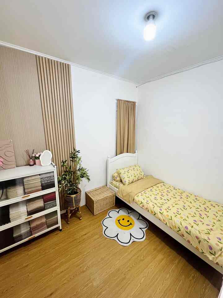 Makeover Kamar Tidur Kostan Aesthetic

Ini kamar tidur yang kemarin kita makeover, dari pemasangan wallpanel, lantai yang hanya acian saja kita pasang lantai vinyl jadi lebih nyaman. Penggunaan dipan pada kasur dan penataan dekorasi yang gemes dan aesthetic banget! Dijamin makin nyaman dan betah dikamar☺️✨💛

#makeoverkamartidur #kamartidur #aesthetic #wallpanel #dipankasur #lantaivinyl #kamarkost