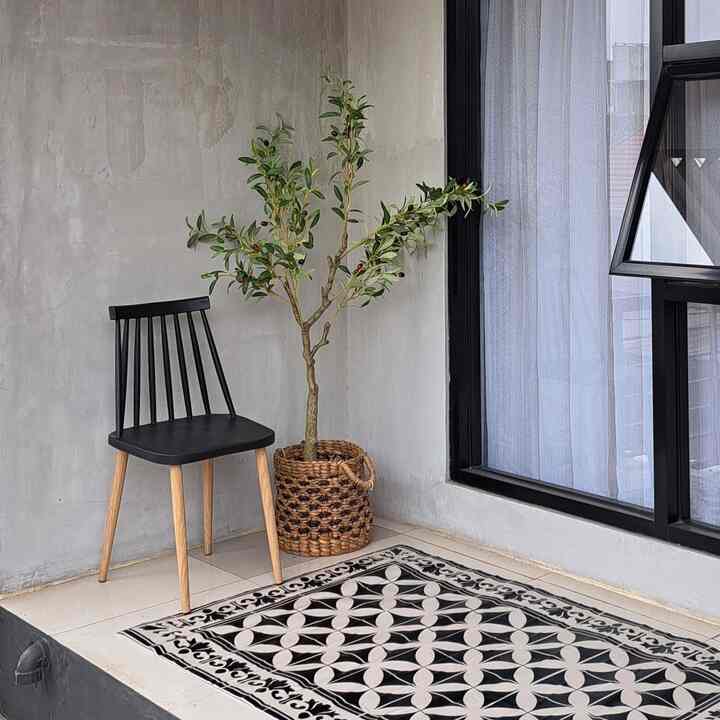 Trees as one of the decorative elements, agree? Besides making it fresh and cool, if there is a green tree in the corner of the house, it seems to be more radiant, right? 
What kind of trees are usually used as interiors; palm, snake plant, calathea, rubber tree, monstera, to hanging ones like Lee Kwan & golden pothos 

#industrialhome #dindingexpose #tanamanhidup #artificialtree #interiormodern #dekorasirumah