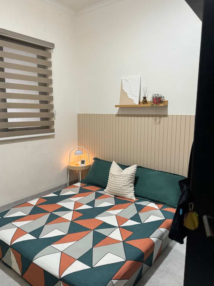 Out of the earth tone zone 🤗
Kali ini nyoba ganti sprei ke warna yg colourfull yaitu perpaduan warna emerald mix terracotta. 
Karena kamar kita desainnya minimalis dengan warna netral, menurutku sih sprei berwarna cocok2 aja.
Kalau menurut kalian gimana?

#KamarMinimalis
#InspirasiKamar
#DekorasiKamar
#StylingBedroom
#KamarMungil
