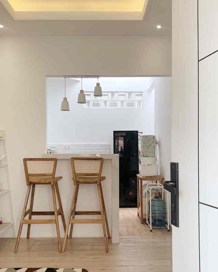 Rumah dengan luas lahan yang terbatas pasti harus banget compact pakai barang yang fungsional juga. Kaya pembatas ruangan antara dapur dan living room ini aku fungsikan sebagai meja (dining area). Cat rumah yang digunakan juga putih agar ruangan terlihat luas dan terang.

#KursiBar #vinyl #lampugantung #mejakayu #mejabar #kulkasminimalis #RuanganTerbatas #RuangCompact