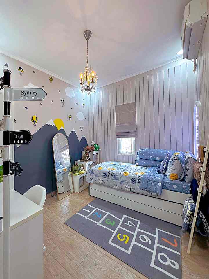 Kamar anak dirumah #casadeharsa didesain khusus sebagai doa untuk kami 😇😇😇. Ukurannya hanya 3 m x 2,8 m, yg didesain dengan kombinasi warna putih, cream, abu, dan sentuhan warna cokelat di keramiknya (warna netral). 
.
.
#kamartidur #inspirasikamaranak #tempattiduranak #mejabelajaranak #kamartiduranakminimalis #kamaranak #karpetkamaranak #bonekaanak #kursibelajar #kamaranakminimalis #inspirasikamartidur #inspirasirumah


