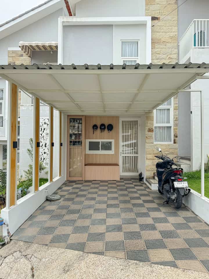 ✨ Area serbaguna di teras ini nggak hanya terlihat rapi, tapi juga super fungsional! ✨

- Lemari bawah aku desain khusus untuk menyimpan galon, jadi lebih rapi dan nggak berserakan. Ditambah busa empuk di atasnya yang berfungsi sebagai tempat duduk, praktis banget buat pasang atau lepas sepatu.
- Lemari kiri digunakan untuk menyimpan perkakas rumah tangga, biar nggak mengganggu ruangan dalam tapi tetap mudah diakses.
- Rak sepatu atas membantu menyimpan koleksi sepatu supaya tetap rapi, bersih, dan tertata.

Konsep ini memang aku buat supaya multifungsi, nyaman, dan tetap enak dilihat. Teras ini jadi tempat favorit untuk bersiap sebelum keluar rumah. Semoga bisa jadi inspirasi buat teman-teman! 🌟

#wallpanel #mudroom #lampuoutdoor #wooplank #handlelemari #catexterior #hpltaco #ruanganterbatas #ruangcompact