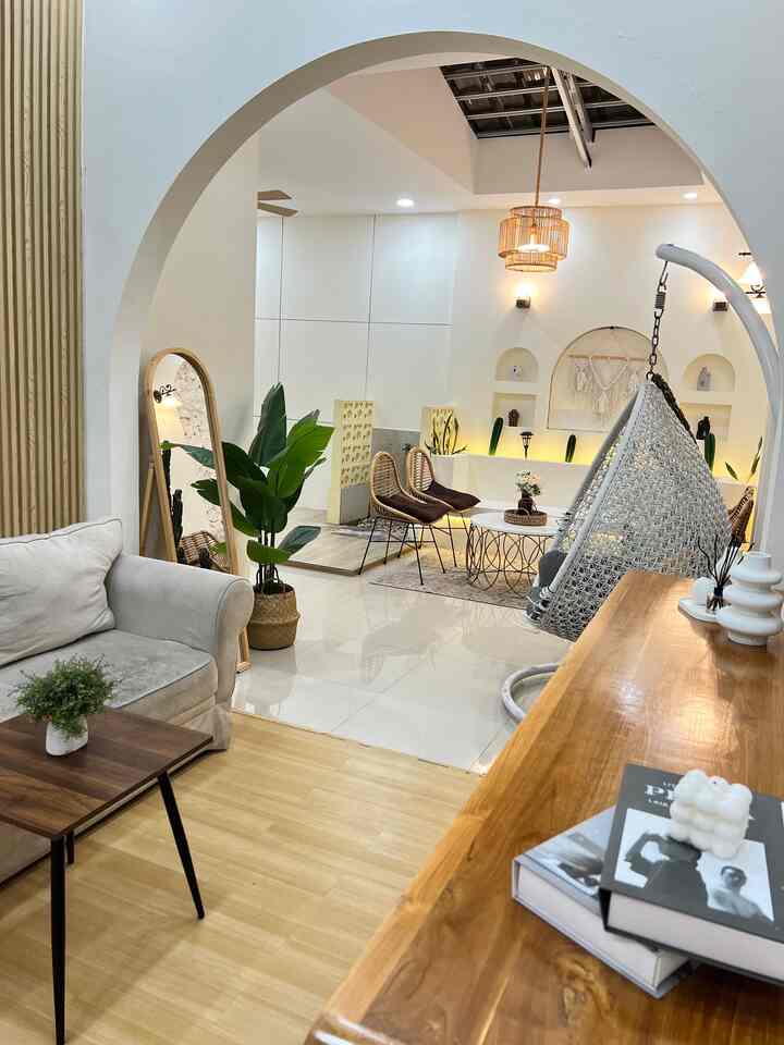 Rumah dengan open space ini area ruang tamu yang menyatu dengan ruang santai dan Musholla, tanpa ada sekat sehingga terlihat sangat luas dan nyaman.
#RumahOpenSpace
#RumahTanpaSekat
#ruangtamu #ruangsantai #musholla #walldecor #batudinding #mishahome #inspirasirumah #livingroom #openspace #ruangkeluarga 