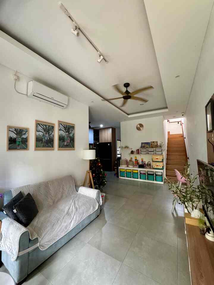 Buka pintu rumah, keliatan semua ruangan dari living room, playroom sampe ke dapur. Maklum, rumah kami memang memiliki konsep  open space. Gimana menurut tetangga online? #Trofastmainan #Kipasanginestetik #Figurasimple #kursimakanbayi #RuanganTerbatas #RuanganCompact
