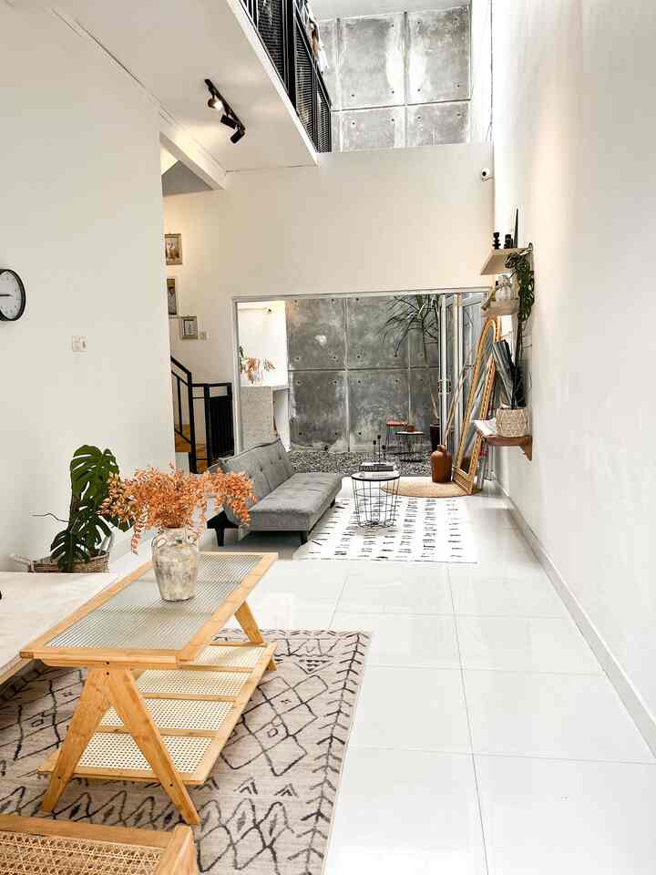 lahan minim tapi design di buat semaksimal mungkin , krna tanah rumah ini memanjang keblakng jadi di buat tegak lurus space nya . Di buat open space agar ruang terasa luas, serta plafon yg tinggi di buat agar terasa lega .design rumah alfa ini yaitu ruang tamu yg menyatu dengan ruang tv lanjut ke taman ☺️☺️
#openspaceroom #sofaminimalis #karpetturki #RumahOpenSpace #RumahTanpaSekat #livingroom