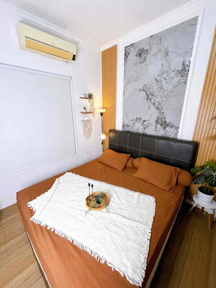 Kamar utama ✨

Kamar utama di rumah kami ini berukiran 3,5 x 3,5 meter, tidak banyak dekorasi kami gunakan wallpanel dan upvc marmer.

Untuk jendela nya kami gunakan roller blinds agar memberikan kesan estetik.

Smeoga menginspirasi🤗 

#KamarTidur
#KamarUtama
#DesainKamar
#RollerBlinds
#HomeDesign