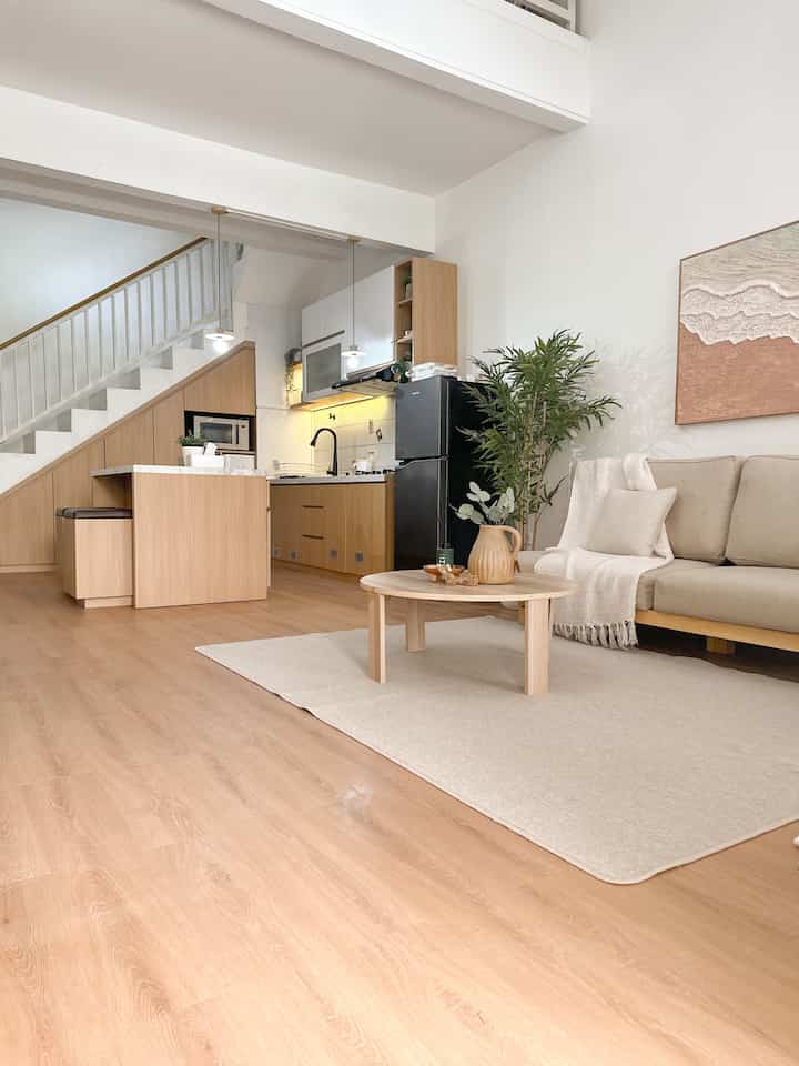 Awalnya ruangan ini menggunakan sekat antara living room dan kitchen tapi ko berasa sempit yaa, akhirnya kami memutuskan untuk mengubah layout, menghilangkan sekat antara livingroom & kitchen.
Dan sesuai dengan harapan kami, ruangan jadi lebih luas, area dapur yang awalnya sempit kini kami bisa membuat kitchen set dengan ukuran 2.40 ditambah ada lemari bawah tangga.
Konsep open space memang jadi kunci untuk menambah ruang jadi lebih lega. 


#KitchenSet
#HPLTaco
#PreCutTiles
#WhiteAndWoodKitchen
#VinylFlooring
#HPLKitchen
#BackspalshKitchen
#LampuGantung
#LivingRoom
#SofaJati
#SofaJapandi
#ArtificialPlant
#StandingLamp
#KarpetVanilla
#Rug
#AmbalanTv
#RuangTv
#CoffeeTable
#RumahOpenSpace
#RumahTanpaSekat