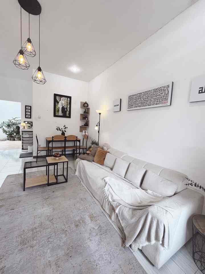 ✨ Open Space di Living Room Hommuslim 

Layout di rumah kami masih bawaan developer dengan tipe rumah 45. Agar terlihat lebih luas,kami menggabungkan beberapa ruangan dengan konsep open space. Seperti pada area living room yang bergabung dengan dining room. 
Selain itu bagian belakang rumah yang berupa service area (dapur & laundry) juga kami buat dengan tema open space. 
Agar tidak terlihat penuh, kami menggunakan furniture dan dekorasi dengan desain slim dan warna yang senada. 

#SofaMinimalis #mejamakanminimalis #diningtable #lampuindustrial #mejatamuindustrial #dekorasiindustrial #RumahOpenSpace #RumahTanpaSekat