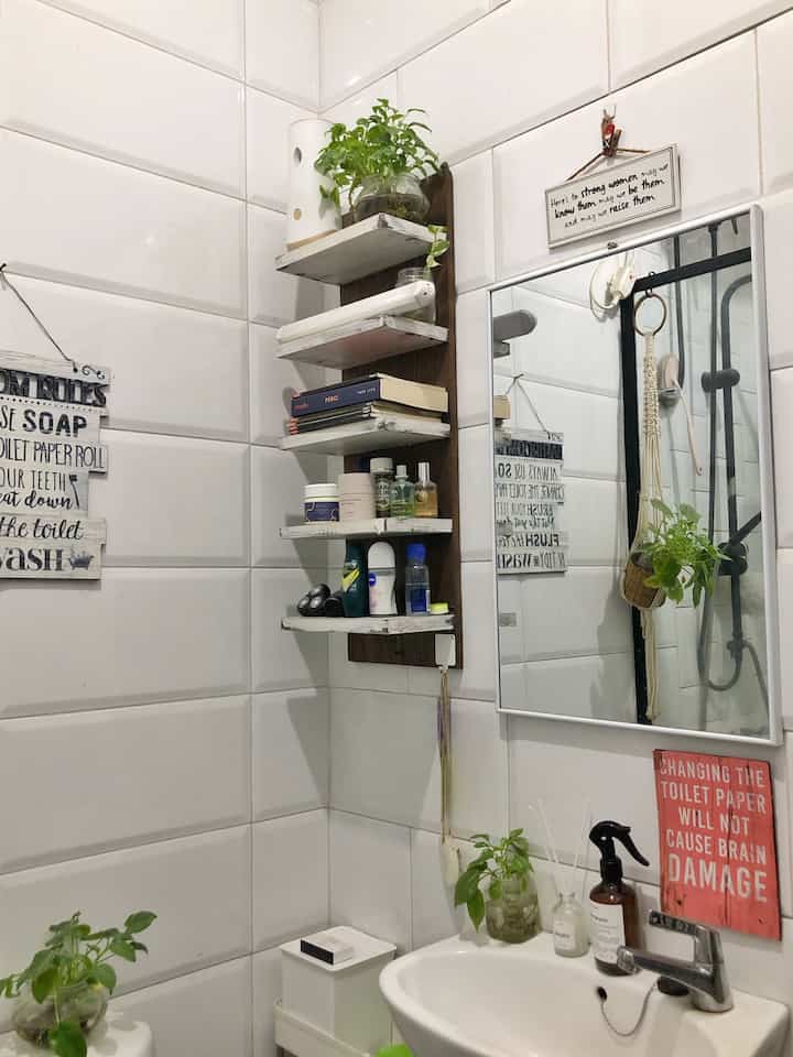 Kamar mandi kami, yes, se mungil itu! Setelah berpikir keras dan lumayan sulit untuk memperluas, kami belajar ikhlas 😄 dan memikirkan item dan material yang pas agar si kamar mandi nyaman, dan tentunya optimal fungsional.

Pemilihan warna putih, agar cerah, terang dan memberikan kesan luas. Dinding keramik, supaya mudah dibersihkan. Lantai, memilih mosaik batu alam supaya tidak licin. 

Karena saya pencinta mandi byur byur, mengcustom bak mandi minimalis supaya fit di kamar mandi berukuran 1,25 x 1.8 m ini. 

kombinasi hitam, supaya estetiiiik

#Kamarmandi #KeramikDindingkamarmandi #Warnakamarmandi #InspirasiKamarMandi #kamarmandiminimalis #cermindinding #wastafel #reeddifuser #bakmandi #shower