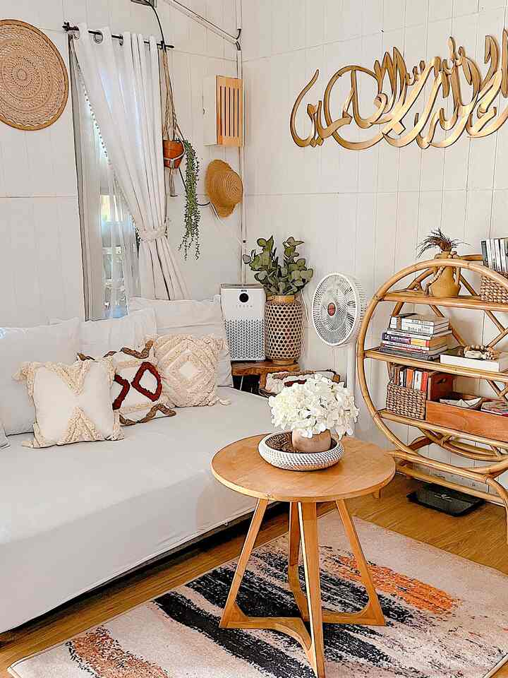 Haaiii semua ini adalah ruang keluarga aku.
Tempat berkumpul keluarga dan nonton tv bersama.

Dengan konsep rumah bohemian sehingga menggunakan beberapa furniture berupa rotan. 

Warna yang aku gunakan kayu dan putih, dengan rumah style bohemian aku lebih dominan menggunakan warna putih dan coklat dengan sedikit corak warna, aku lebih menegaskan ke bentuk atau corak. Seperti bentuk round buffet, hiasan dinding bulat, gorden pompom. 

Aku tidak menggunakan corak warna atau banyak warna meskipun style bohemian dikarenakan rumah yang tidak begitu luas. Agar tidak terlihat penuh (sumpek)

Jadi meskipun rumah kecil kita masih bisa menerapkan style bohemian ala orang luar negri , style yang unik yang aku suka. 

Bagaimana? Apakah kamu juga mau menerapkan style bohemian di rumah kamu.

#gordenpompom #coversofa #mejakayu #airpurifier #bunga #ruangkeluarga #ruangtv 
