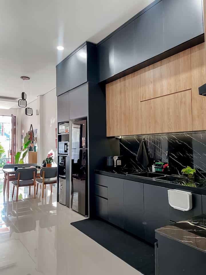Rumah ini adalah rumah open space yang dimana dapur, ruang makan dan living room menjadi satu tanpa sekat. Rumah seperti ini akan terasa lebih luas karena seluruh areanya tidak menggunakan sekat. Ruang gerakpun sangat banyak dan bebas
#KitchenSetHitam
#KitchenSetMinimalis 
#WallpaperEstetik  #Catputih
 #RumahOpenSpace
 #RumahTanpaSekat