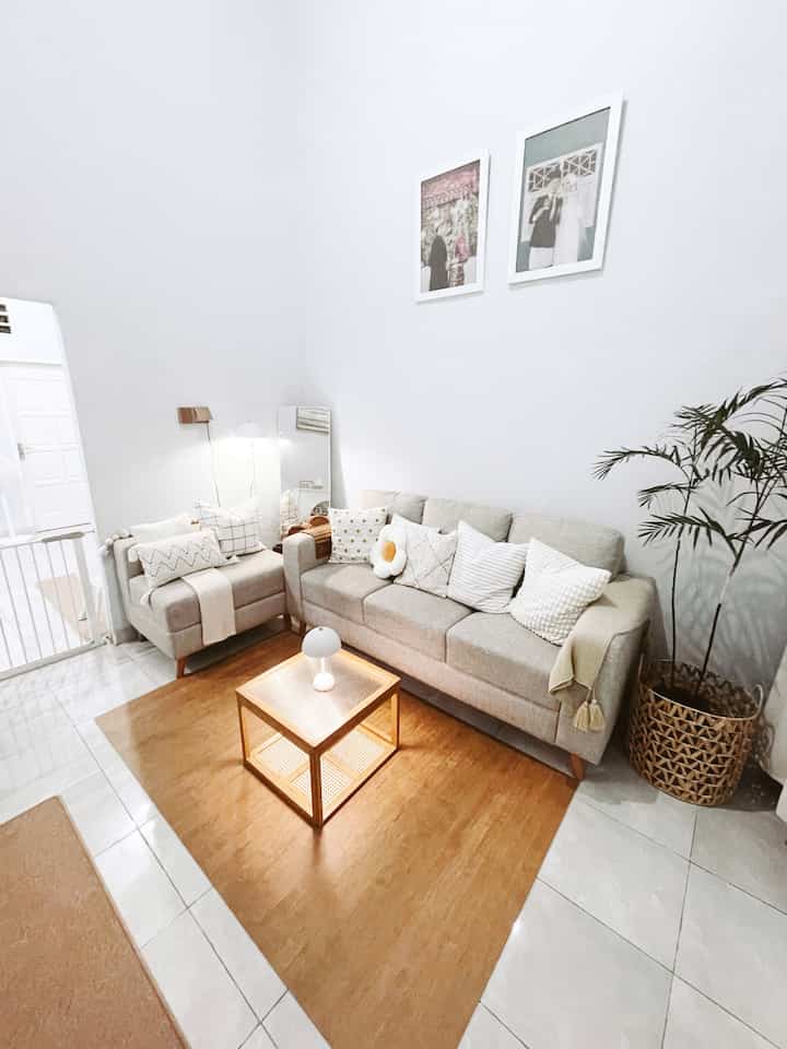 selamat sore, gimana pilkada hari ini?🫣

#livingroom #rumahminimalist #japandi #aesthetic #minimalis #rumahmungil #homeinspo #fireplace #framesaklar #coffeetable #lampujamur #karpetkayu #keranjangrotan #covermcb #bantalbunga