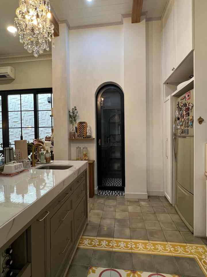 Dengan Walk-in Pantry ini bahan 
makanan di #rumahlimut tersimpan lebih aman dan tertata, stress pun hilang!

Kali ini #rumahlimut ingin menampilkan ruangan yang cukup penting untuk rumah kami, yaitu ruangan penyimpanan bahan makanan atau walk-in pantry.

Area ini difungsikan sebagai area penyimpanan bahan kebutuhan dapur, kebutuhan baking dan beberapa peralatan memasak. 

Terletak di area dapur, membuat aktivitas memasak menjadi lebih nyaman karena mencari sesuatu menjadi lebih cepat,  mudah mengawasi umur simpan bahan makanan, sehingga kita tahu persis stok bahan makanan yang kita punya. 

Dengan demikian tidak lagi ada bahan makanan yang tidak sengaja kita simpan terlalu lama dan akhirnya kita buang.

Hal seperti ini terlihat sepele, tetapi ternyata sangat berdampak terhadap suasana hati. Suasana hati menjadi lebih tenang, juga memberikan pengaruh besar terhadap produktivitas saya. 

#walkinpantry
#pantry
#ruangpenyimpanandapur
#dapur
#rakpenyimpanan
#rakikea
#boxorganizer
#talenanestetik
#talenancatur
#topleskaca
#topleskacatinggi
#chopperphilips
#mixerBosch
#minifooddehydrator