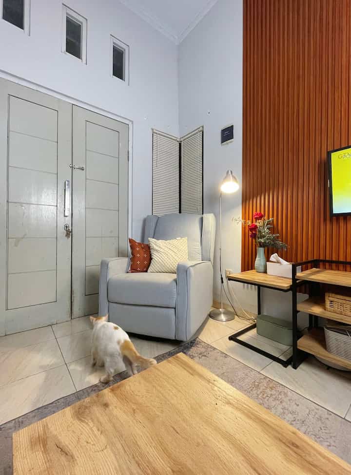 Ciptakan kenyamanan di setiap sudut rumah, termasuk pojok baca di living room ini. Kursi favorit, lampu hangat, dan dekorasi sederhana membuat momen membaca jadi lebih menyenangkan. Plus, si kecil berbulu juga ikut meramaikan suasana. Apa sudut favoritmu di rumah? 🛋️📚✨

#KursiRecliner #WpcPanel #WarnaCatRumah #InspirasiRuangKeluarga #LampuLantai #VasBungaPlastik #PojokBaca #LivingRoomIdeas 