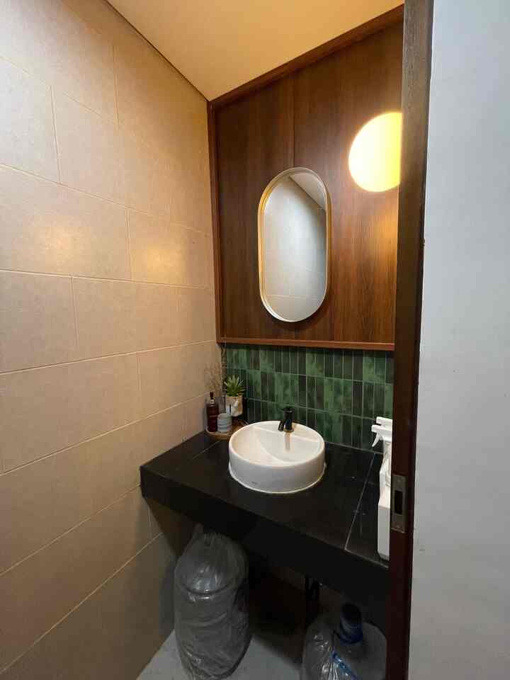 Mini Powder Room 🪞💡

Powder room ini berada dilantai 1 dekat area kitchen dinning, berukuran 2,4m x 90cm. Walaupun belum sempurna, saya mencoba mendekorasi bagian wastafel dengan WPC motif kayu dan sticker 3D motif keramik yg looksnya glossy dan mirip seperti keramik asli. Lalu untuk menciptakan ambience menambahkan lampu dinding bulat stainless silver & cermin dgn frame silver.

Karena fungsi dibawah wastafel utk menyimpan galon & sikat alat pembersih, rencana kedepan akan kami tutup dengan pintu sliding dengan warna senada agar terlihat lebih rapi. Sedangkan keramik meja wastafel dan keramik dinding masih bawaan dr developer. 

Semoga menginspirasi ya dekorasi kecil dr powder room ini 🙏😊🪞

#Wallpanel #WPC #stickerdinding #stickerkeramik #cermindindingoval #cerminkamarmandi #InspirasiPowderRoom #DekorasiToilet #minipowderroom #gelassikatgigi 