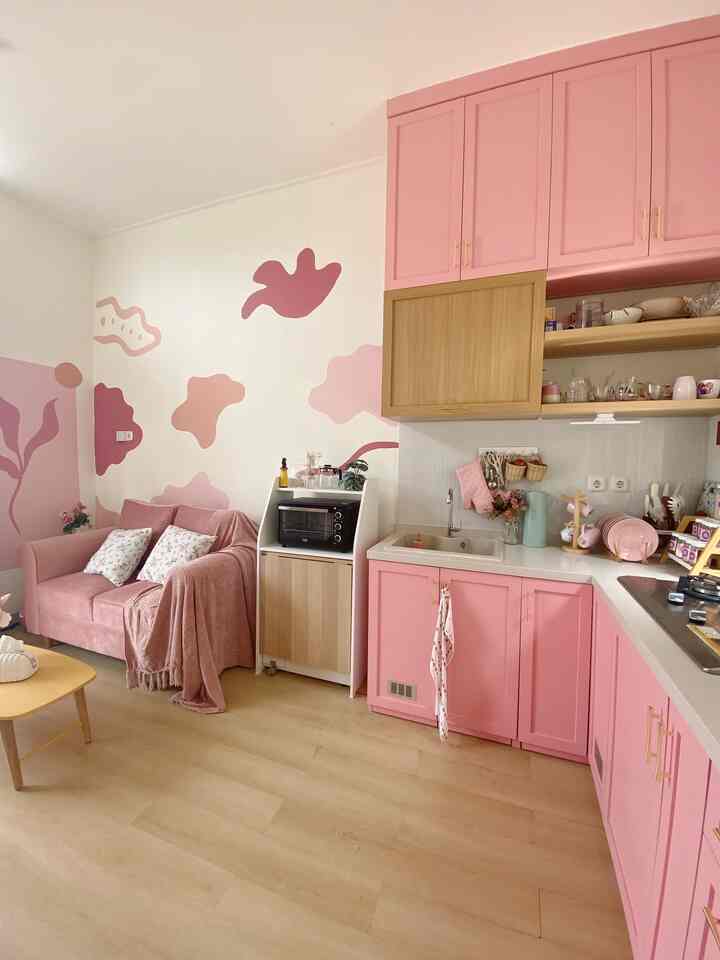 Inilah bagian dari rumah pinky mama yang tidak memiliki sekat. Menyatukan dapur dan ruang keluarga menjadikan rumah ini menjadi tampak luas. Walaupun begitu kami tetap memiliki meja makan yang bisa kami lipat jika tidak digunakan 🥰

#RumahTanpaSekat #RumahOpenSpace #OpenSpaceHome #Kitchensetminimalis
