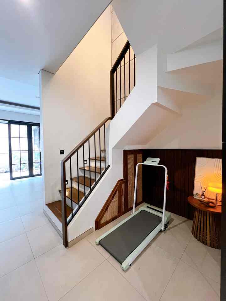 .space serba guna.

Area bawah tangga yang awalnya mau dijadiin gudang akhirnya beralih fungsi jadi space serbaguna,,

Kadang jadi mushola,kadang jdi spot foto, kadang jadi tempat olah raga tergantung kebutuhan aja,,

Salah satu tips lahan terbatas, yaitu bikin ruangan jadi mutifungsi,,

#BawahTangga #TanggaConwood #LantaiGranit #LampuMacaron #WallPanel #RunningPad #RumahOpenSpace #RumahLahanTerbatas #RuangMultifungsi #tangga #RumahMidCentury #RumahModernMinimalis