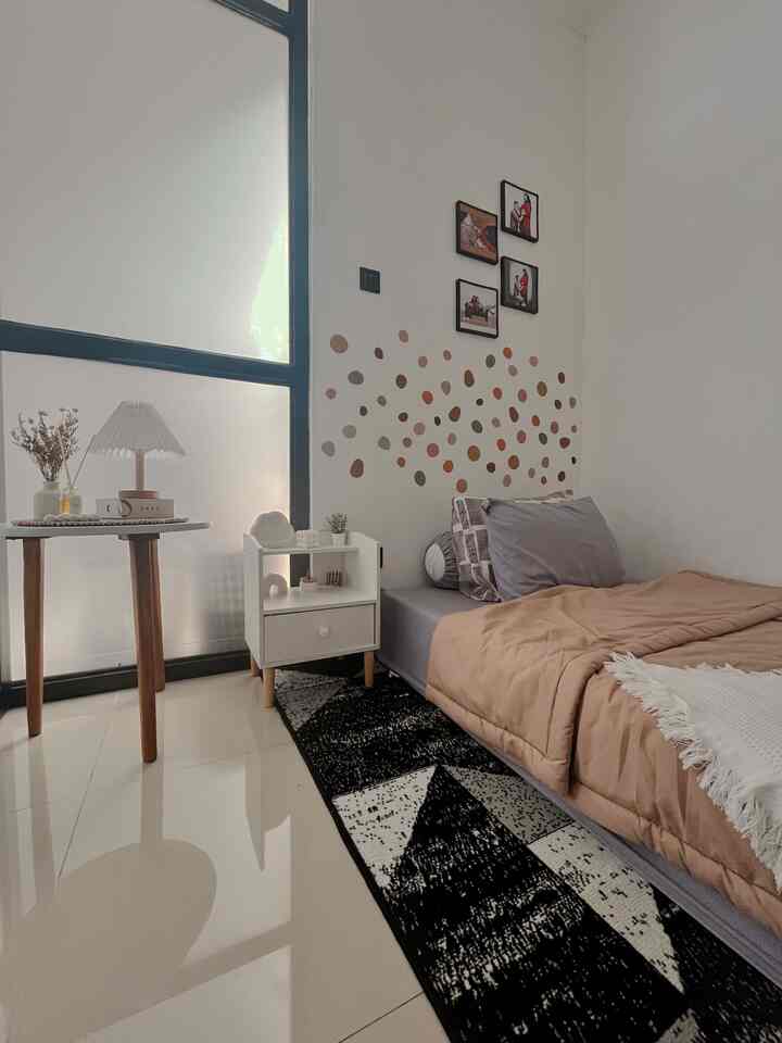 • Ganti Suasana Kamar dgn warna sprei🤎

pernah ngerasa gak kalau ganti sprei tu jadi beda vibes ruangannya?

nah kali ini aku coba ganti dengan sprei warna cerah, yees warna pink dan ungu🩷💜
biar terkesan manis dan lebih ceria..

untuk kamar aku yang mini ini dgn luas 3m x 2,5m agar terlihat luas disini aku minim furniture dan belum memakai dipan..

untuk sprei dan bedcover aku pakai yg polosan biar terlihat ruangan menjadi luas..

Save dan Share untuk referensi bedroom yaa..
semoga menginspasi🫶🏻

#KamarTidur #BedRoom #KamarTidurMinimalis #KamarTidurDekorasi 