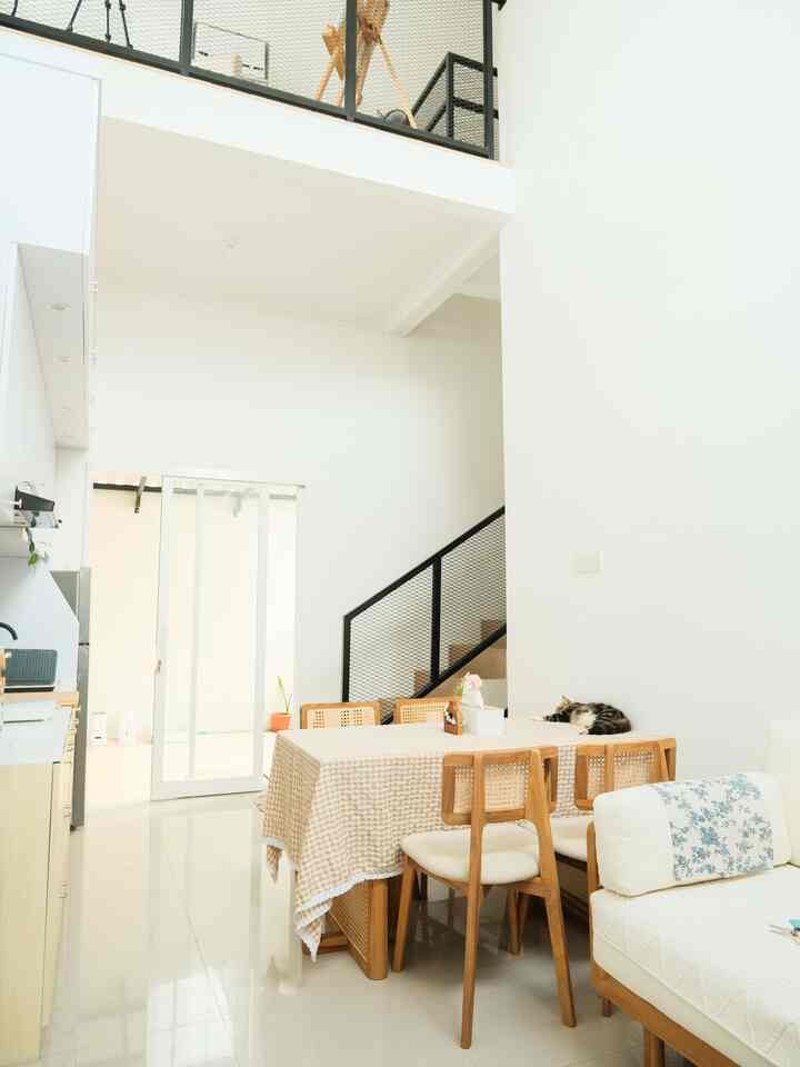 Open Space Concept di lantai 1 Damaruma 🤍

Konsep ini digunakan untuk memberikan kesan luas di lantai satu. Ruangan ini terdiri dari living room, kitchen area dan dining room.
Pada area open space ini menggunaka void menuju lantai 2 (home office).
Penggunaan cat warna putih dan furniture kayu menambah kesan warm ala minimalist japandi

#KitchenSet #FurniturJatiJepara #DiningRoom #KoreanKitchenSet #KitchenSetPVC #KitchenSetPlywood #RumahOpenSpace #RumahTanpaSekat