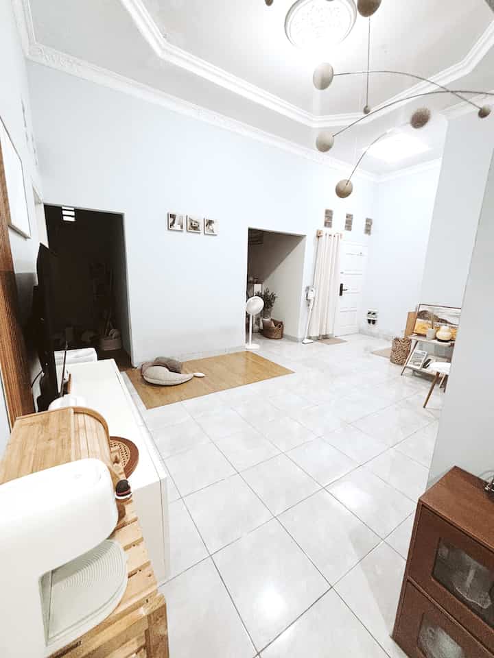 Desain rumah kecil tapi maksimal! 😍
ruang tengah di rumah kami ini menyatu dengan ruang makan, sekalian bisa ngbrol sama keluarga pas lagi makan😁

#coffeemaker #hangingdecoration #karpetkayu #googletv #wallpanel #gordencream #airpurifier #lampupear #lampujamur #catnipponpaint #RumahOpenSpace #RumahTanpaSekat